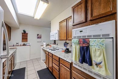 Welcome to Phase 1 of Sun City! This Ready-To-Enjoy 2-BDRM - photo 4