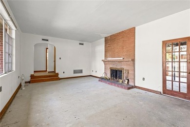 NEW PRICE!! This large waterfront four bedroom, three bath brick - photo 12
