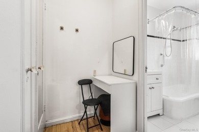 Welcome to 75 Bank Street, a charming prewar Art Deco - photo 19