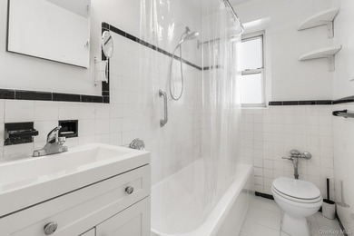 Welcome to 75 Bank Street, a charming prewar Art Deco - photo 21
