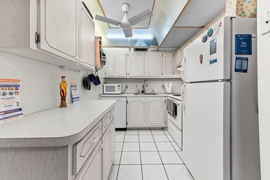 Beautiful 2nd floor 2 bed/1.5 baths lakefront condo with - photo 11