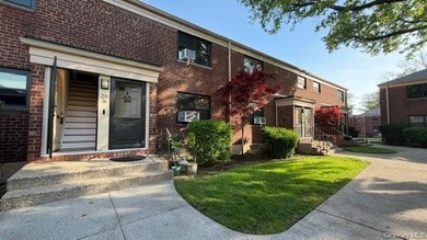 This property boasts an impressive lawn-covered courtyard view - photo 18