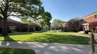 This property boasts an impressive lawn-covered courtyard view - photo 19