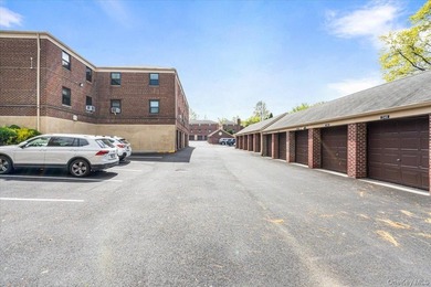 This property boasts an impressive lawn-covered courtyard view - photo 20
