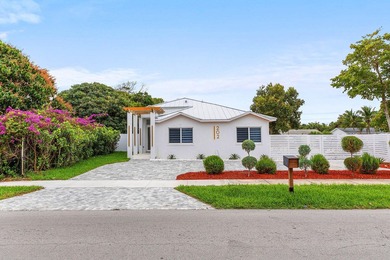 This beautifully updated and thoughtfully expanded 3-bedroom - photo 2
