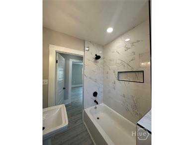 A fantastic opportunity for both first-time homebuyers or a - photo 4