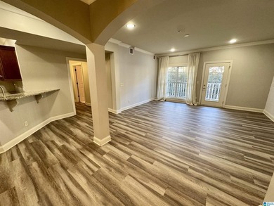 Move-in ready condominium in the heart of VESTAVIA HILLS! This 2 - photo 6