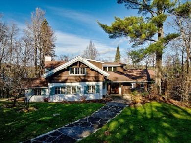 Lake Home For Sale in Sainte-Agathe-Des-Monts,