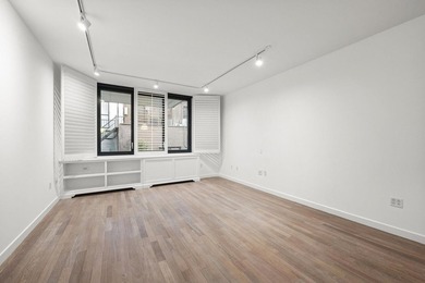 Open layout with XL living area and spacious bedrooms with TONS - photo 2