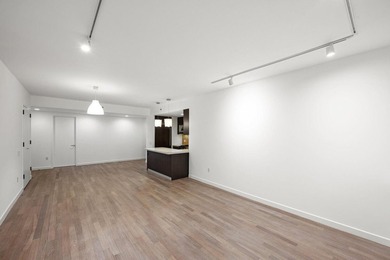 Open layout with XL living area and spacious bedrooms with TONS - photo 4