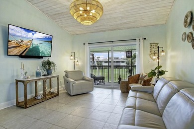 Gorgeous 2 bed, 2 bath, 2nd floor condo overlooking the 8th - photo 3