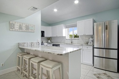 Gorgeous 2 bed, 2 bath, 2nd floor condo overlooking the 8th - photo 7