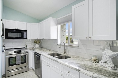 Gorgeous 2 bed, 2 bath, 2nd floor condo overlooking the 8th - photo 9