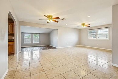 Gorgeous & well-maintained property awaits new owner! Charming - photo 3