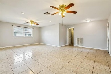 Gorgeous & well-maintained property awaits new owner! Charming - photo 5