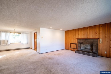 ** 2 HOMES ** DUAL LIVING in Sweet Home on .33 acre! This 1564