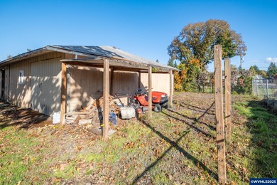 ** 2 HOMES ** DUAL LIVING in Sweet Home on .33 acre! This 1564