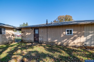 ** 2 HOMES ** DUAL LIVING in Sweet Home on .33 acre! This 1564