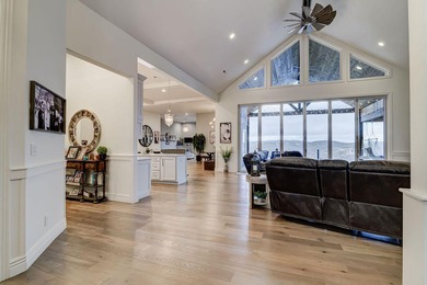 Discover this beautiful and luxurious lakeside retreat in