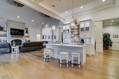 Discover this beautiful and luxurious lakeside retreat in