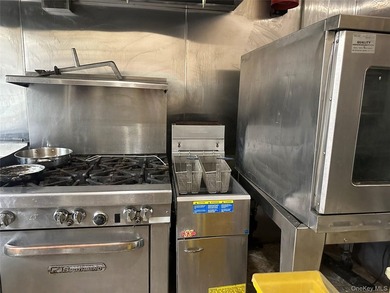 Great opportunity to own a deli/restaurant in a high-traffic - photo 22