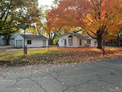 Lake Home Sale Pending in West Bloomfield, Michigan