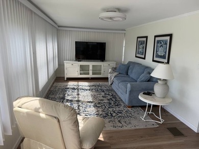 Beautifully updated 2-bed, 2-bath home with just over 1,000 sq - photo 3