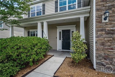 Perfectly positioned in Richmond Hill with convenient access to - photo 3