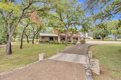 Well-maintained home located in the gated golf course community - photo 2