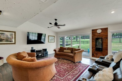 Well-maintained home located in the gated golf course community - photo 8