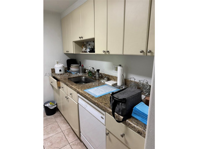 Spacious two-bedrooms two bathrooms condo unit. The unit has a - photo 6