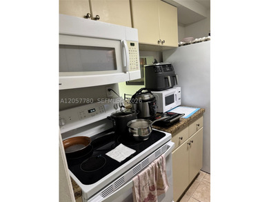 Spacious two-bedrooms two bathrooms condo unit. The unit has a - photo 7