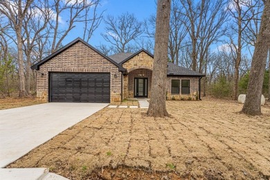 This modern brick and stone home offers 1,700 sq ft of - Lake Home For Sale in Trinidad, Texas