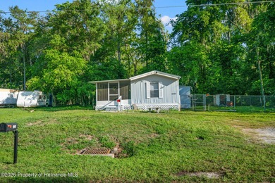 Updated 2/1 Lake Panasoffkee home with a newer metal roof - photo 2