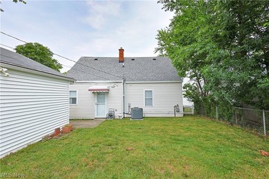 Home is located near everything. Needs tender loving care - photo 11