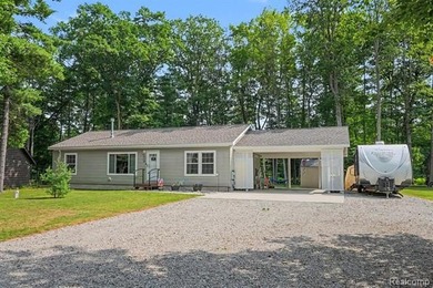 Better than new & truly turnkey! Built in 2021, this custom - photo 3