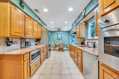 Beautiful Brookfield Colonial in Charter Oaks, 4 bedrooms, 2.5 - photo 11