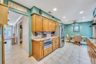 Beautiful Brookfield Colonial in Charter Oaks, 4 bedrooms, 2.5 - photo 13