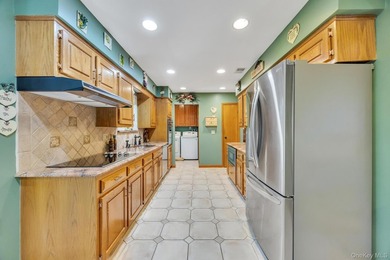 Beautiful Brookfield Colonial in Charter Oaks, 4 bedrooms, 2.5 - photo 15
