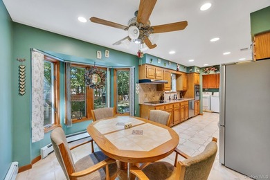 Beautiful Brookfield Colonial in Charter Oaks, 4 bedrooms, 2.5 - photo 17