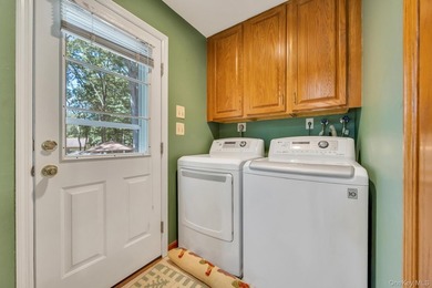 Beautiful Brookfield Colonial in Charter Oaks, 4 bedrooms, 2.5 - photo 35