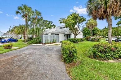 Corner unit villa features 2 bed, 2 bath, large den (could be a - photo 2