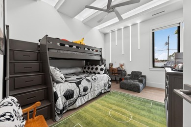 A contemporary, elegantly designed 4,715 sq ft, 4 BR, 5.5 BA - photo 40