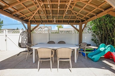 Welcome to Nassau Shores in Massapequa! This beautifully - photo 15