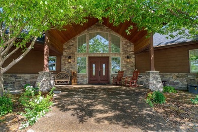 One-of-a-kind equestrian estate. Two homes sitting on two - photo 4