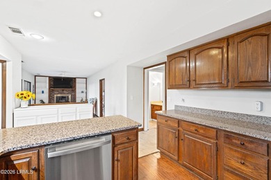 A perfect blend of waterfront serenity and everyday comfort - photo 18