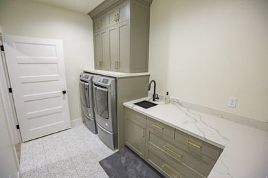 The pinnacle of craftsmanship, this custom palatial rambler - photo 48