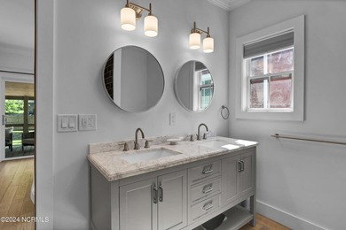 This beautifully renovated 3-bedroom, 2-bath modern bungalow - photo 11