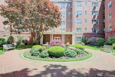 WELCOME TO FOREST HILLS SOUTH. DELUXE STUDIO APARTMENT. Very - photo 1