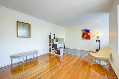 WELCOME TO FOREST HILLS SOUTH. DELUXE STUDIO APARTMENT. Very - photo 8
